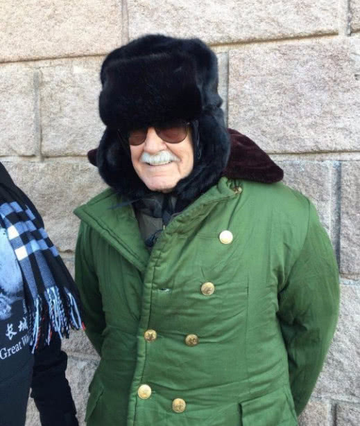 老外来中国旅游,看到穿着军大衣的人,都会觉得