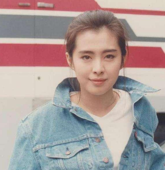 王祖贤近照,皮肤光滑头发浓密似少女,只有一个地方暴露真实年龄