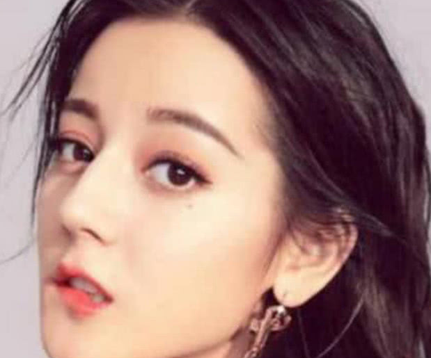 女星"咬唇",热巴郑爽可爱,刘涛性感,看到赵丽颖,网友不淡定