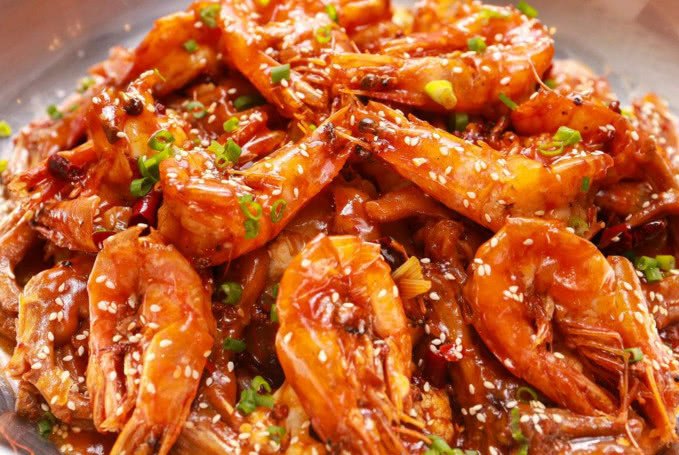 香辣虾喷香味浓,出锅以后老少都喜欢吃,自己做出来吃着也放心