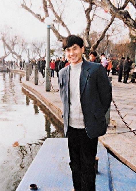 犀利哥因一张照片走红，被称为最酷男人，如今8年过去他怎么样了