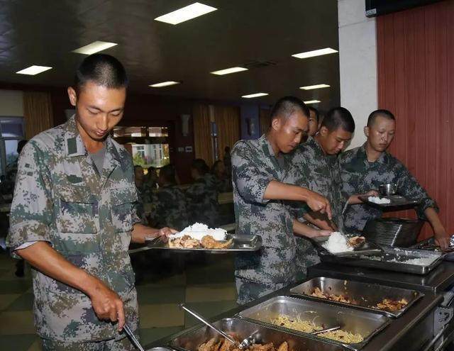 解放军的伙食不比美军差,最基层的士兵一天至少也一斤肉!