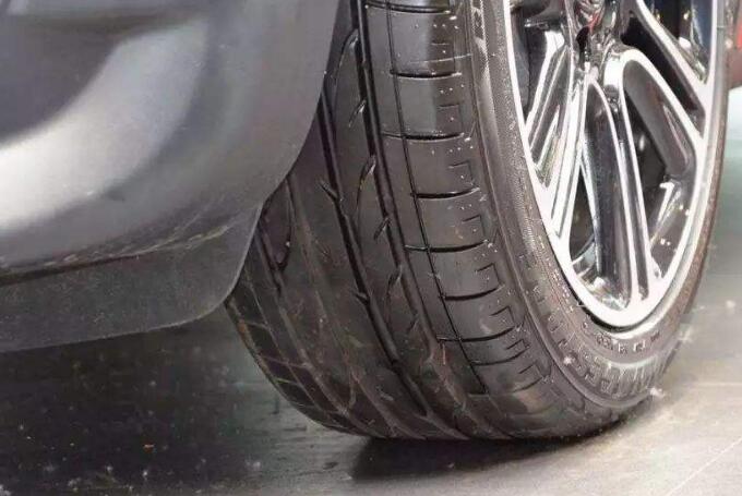 汽车轮胎开到多少公里需要换位？请记好这个数，超过就很容易爆胎