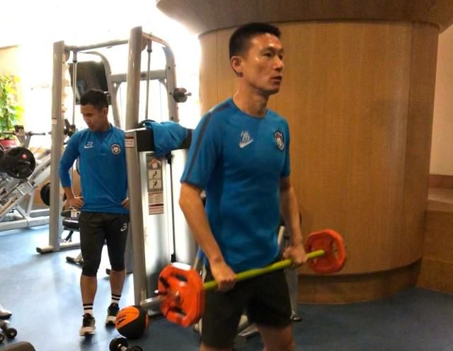 天津泰达球员在健身房训练,新援瓦格纳也随队
