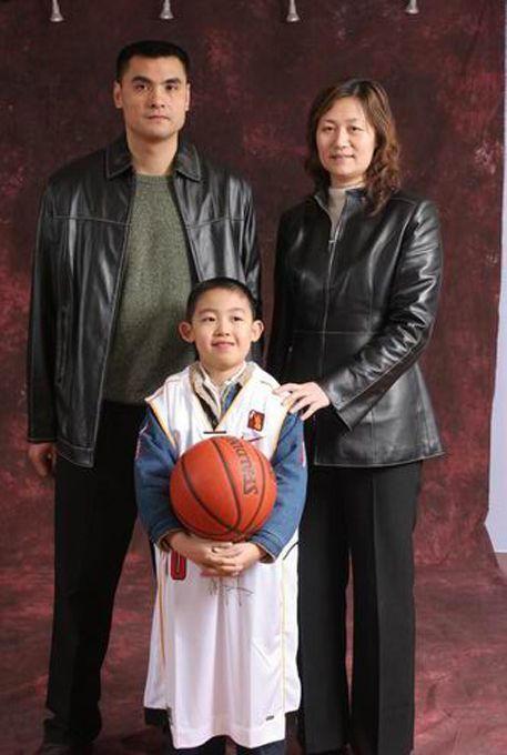 刘玉栋一家近照:妻子改行成医生,儿子身高超1
