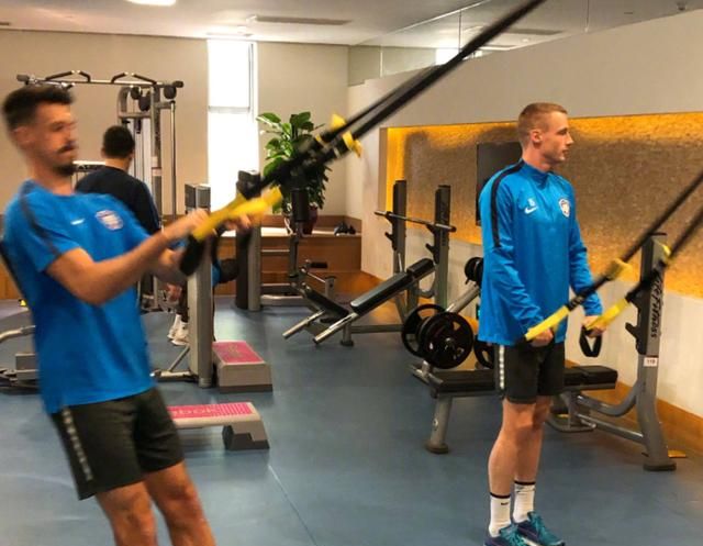 天津泰达球员在健身房训练,新援瓦格纳也随队