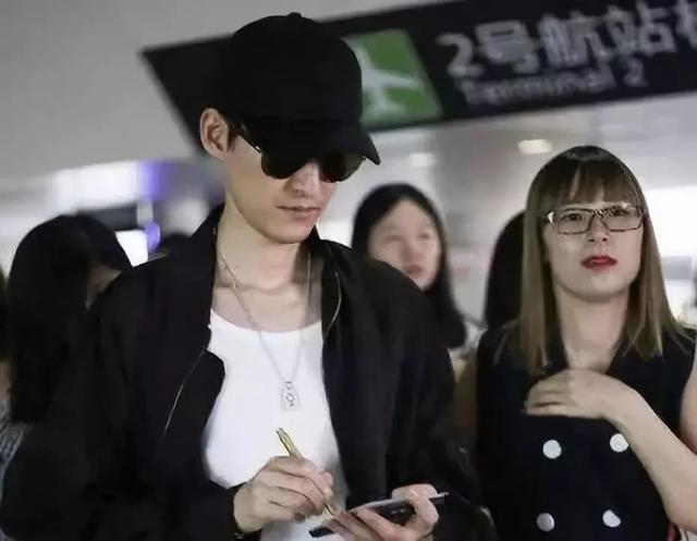 明星给粉丝签名:郑爽像写作业,张翰像批阅文件