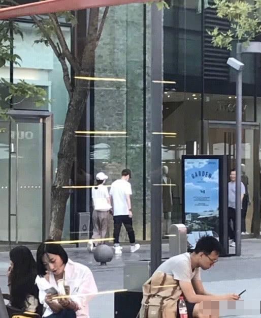 网友香港尖沙咀偶遇赵丽颖买化妆品,冯绍峰扔下女友自己逛男装部