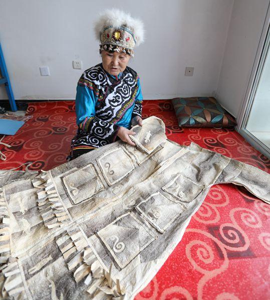 赫哲族鱼皮衣制作达人尤文凤 她用鱼皮做的衣服被誉为