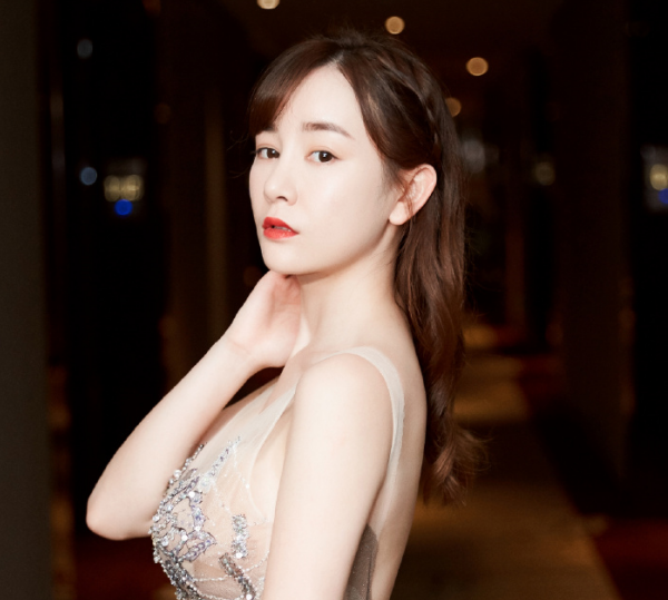 30岁的女明星曾叫何炅叔叔,演过好作品却不火,取出假体后变美?