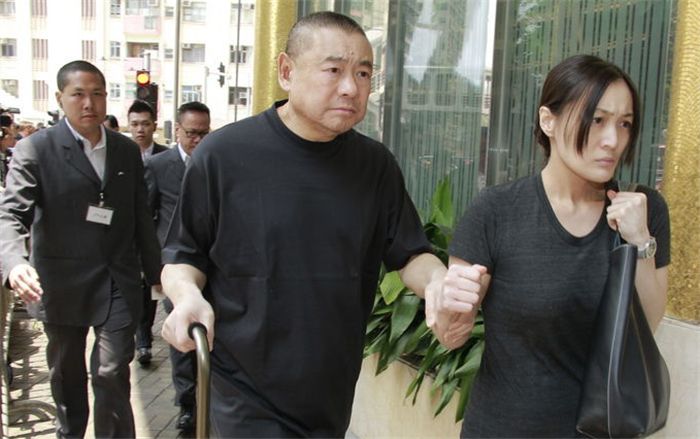 香港最不幸的女富二代：千亿资产未分得一分，今36岁还没嫁出去