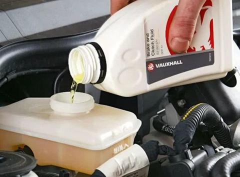 汽车上的”保命油”！到底该多久换一次？