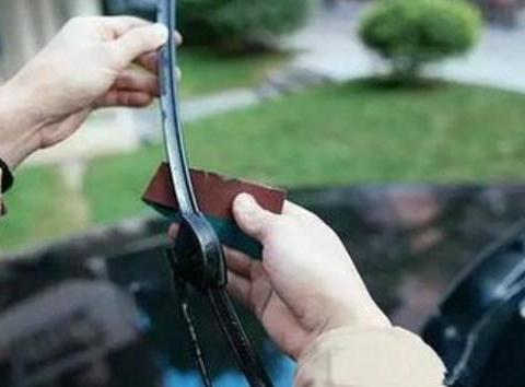 雨刮器越刮越模糊还产生异响?老师傅教你简单一招，轻松搞定问题