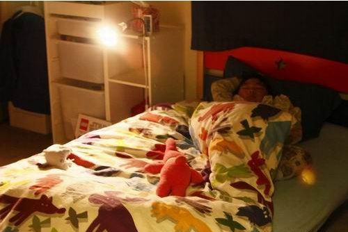 家有小宝宝,晚上要不要开灯睡觉,看看或许懂了