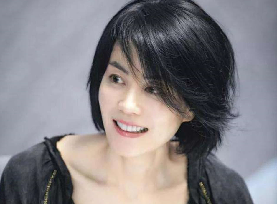 24岁王菲照片被流传，网友：比身旁的李嘉欣还美