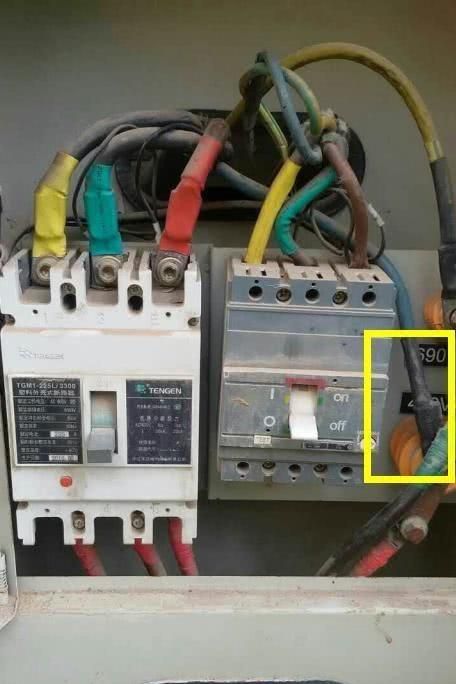 入户零线被工人打伤了,电线裸露还想糊弄,电工:太危险!赶紧换