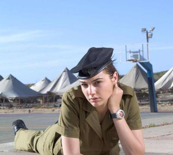 以色列模特参军盖尔·加朵也是“军装宝贝” 海滩穿比基尼带着枪|盖 ...