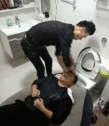 搞笑图片幽默段子笑话:哥们,我从来没见过有人用马桶洗头的