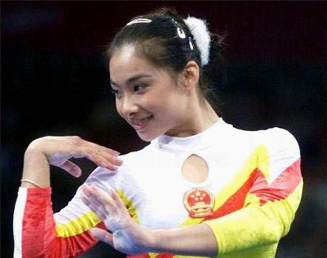 身价百亿的李宁满头白发,老婆却风采依旧,女儿12岁成大美女