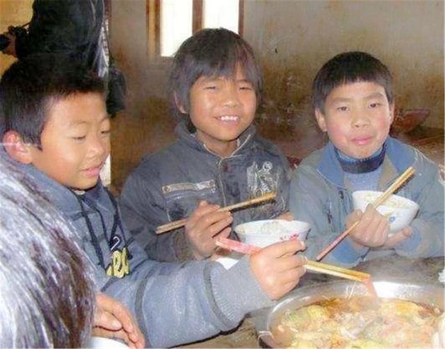 山区孩子在学校里吃的什么伙食?网友:看得想
