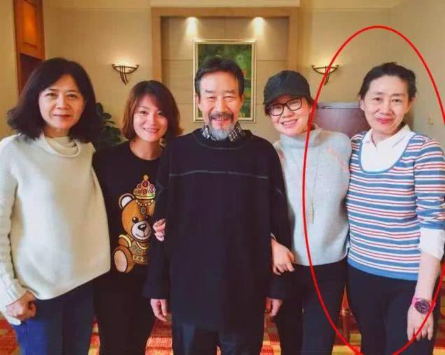 最近,绝对实力派老戏骨李雪健与老婆于海丹的恩爱照曝光了!