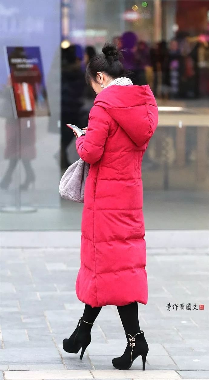 街拍：鞋跟超细的高跟短靴美女
