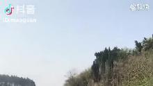 两辆婚车停放在道路主车道上