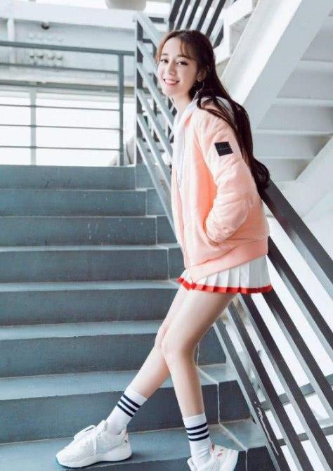 迪丽热巴穿上以后却是很美,浑身上下散发着一股青春美少女的气息,让人