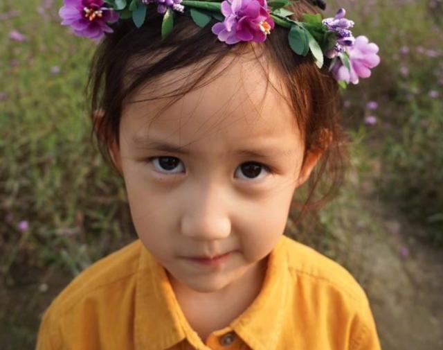 黄磊女儿多多在家练钢琴,网友:抬头笑的瞬间感觉时间都静止了