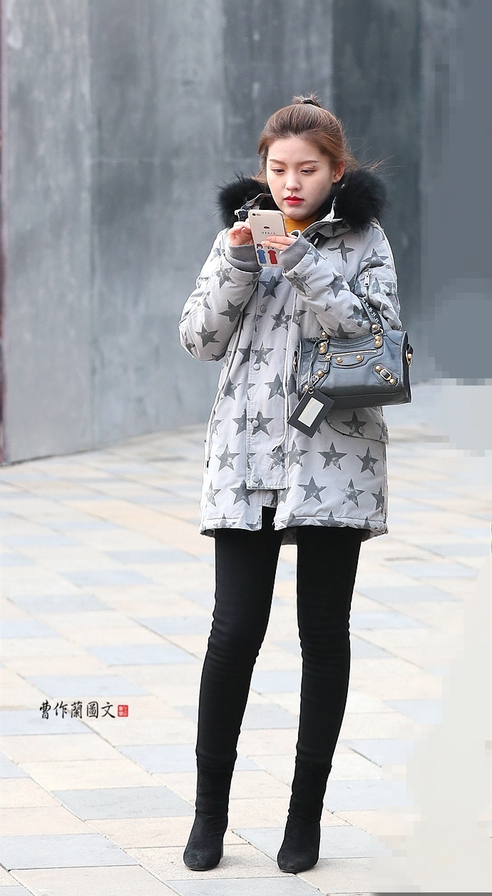 街拍：黑色打底袜，让美女玉腿更颀长