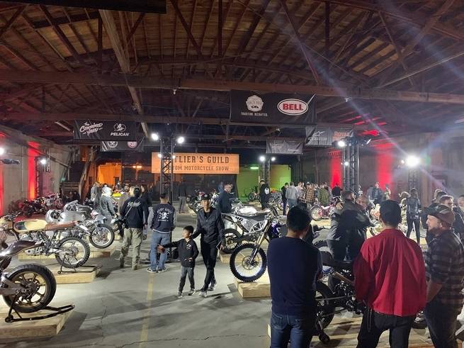 离群的公会摩托车展返回洛杉矶市中心