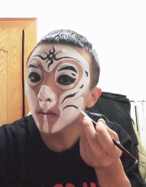 京剧小哥画脸谱,最后做出了搞怪的动作 怎么看都觉得