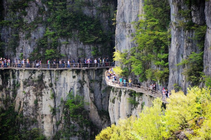 绝壁栈道上演现实版步步惊心