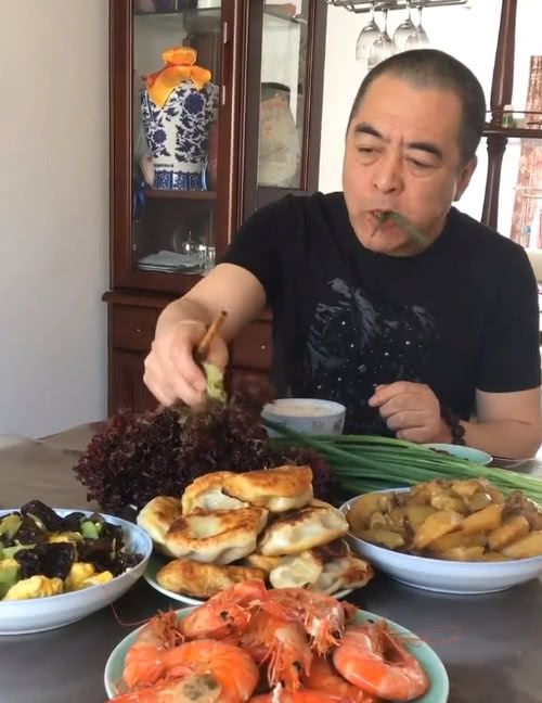 这个东北大哥吃饭太费葱了,一口菜配一根葱,一顿得吃一盘葱