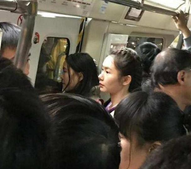 34岁戚薇素颜挤地铁,少了几分高冷,却有了邻家姑娘的感觉.
