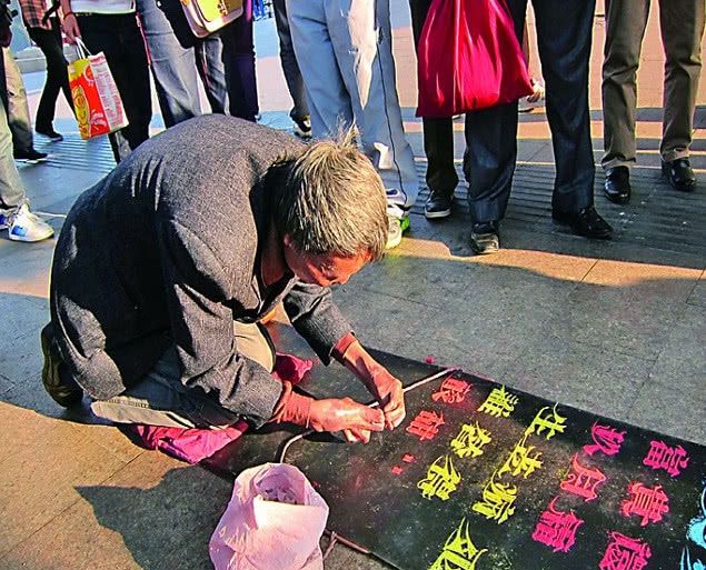流浪艺人苦练书法10年用粉笔创出飘逸字体，被方正字库天价收录
