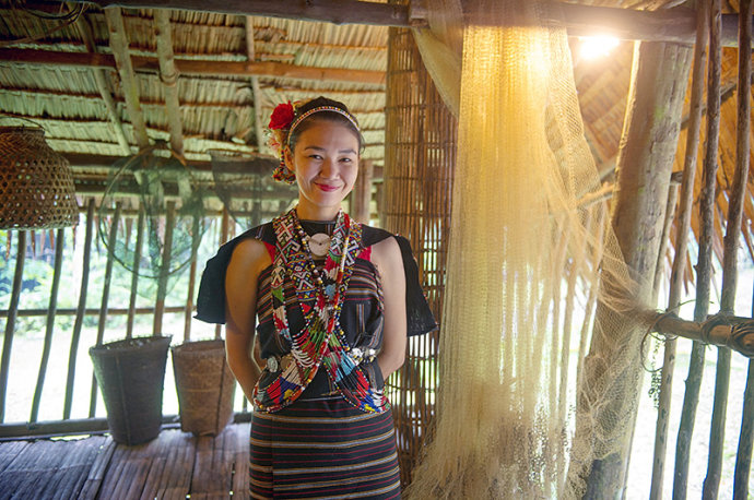 沙巴·住简陋茅草屋的原始部落居然有这么多帅哥美女