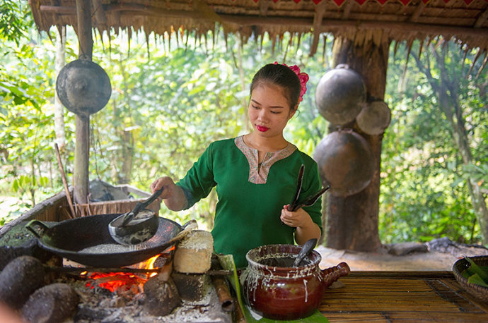 沙巴·住简陋茅草屋的原始部落居然有这么多帅哥美女