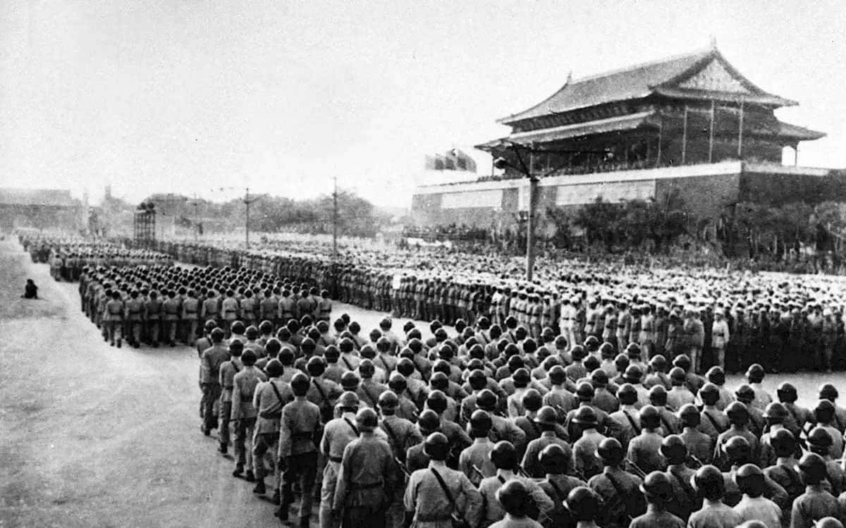 1949年的建国大阅兵,步伐不整齐武器万国牌,眼神却充满杀气