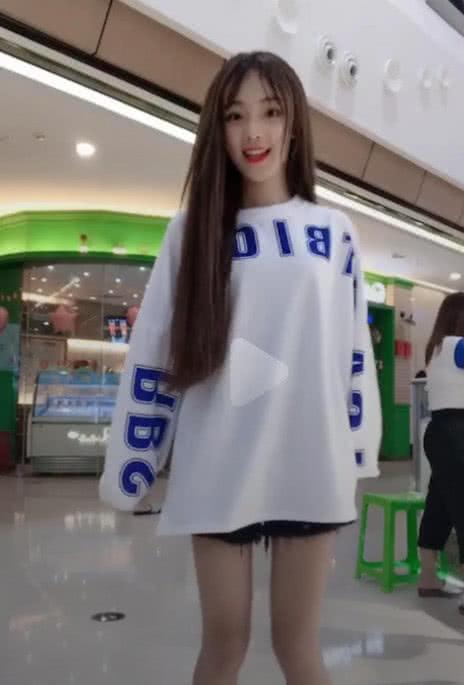 抖音美女公开玩下衣消失,后面情侣的表情凉了,网友:大