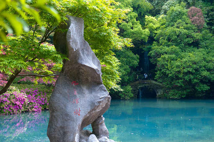 <a href='http://www.fwkvn.com.cn/hangzhou-lvyou/?from=b-keyword' target='_blank'><em>杭州</em></a>有个江南小九寨,阳春三月竟如深秋般绚烂