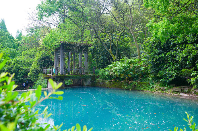 <a href='http://www.fwkvn.com.cn/hangzhou-lvyou/?from=b-keyword' target='_blank'><em>杭州</em></a>有个江南小九寨,阳春三月竟如深秋般绚烂