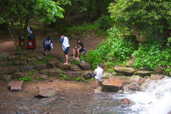 <a href='http://www.fwkvn.com.cn/hangzhou-lvyou/?from=b-keyword' target='_blank'><em>杭州</em></a>有个江南小九寨,阳春三月竟如深秋般绚烂