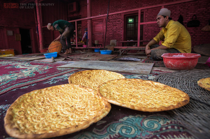 传说中的<a href='http://travel.sina.com.cn/xinjiang-lvyou/?from=b-keyword' target='_blank'>新疆</a>库车大馕,车轮大的馕4元一个