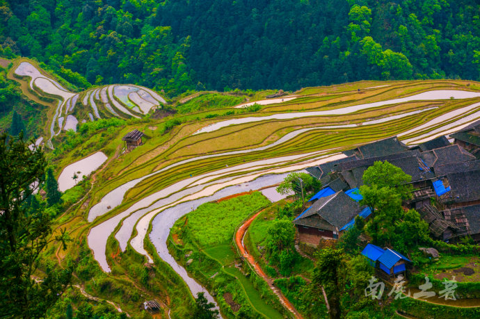 每一块梯田,都是少数民族的巨型史书