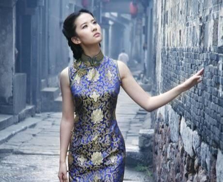 本以為劉亦菲穿旗袍已經夠美了，直到看見賈靜雯，網友坐不住了