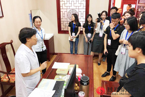 凤凰网全媒体行首站:参观神威中药堂 感受中医
