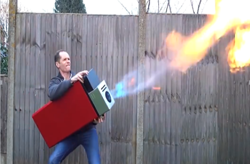 外国男子发明“超级打火机”，能喷射2米远的距离，能点烟吗？