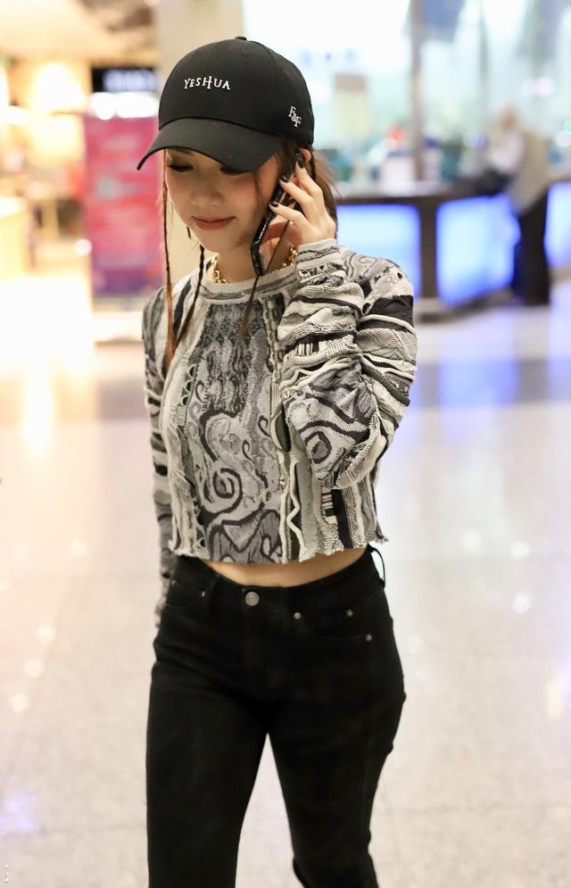 邓紫棋现身北京机场,身戴大粗金女生,高清:时尚19岁普通网友链子照片图片