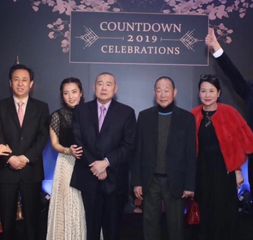 刘銮雄带太太甘比出席新年宴会，并介绍马云许家印给甘比认识